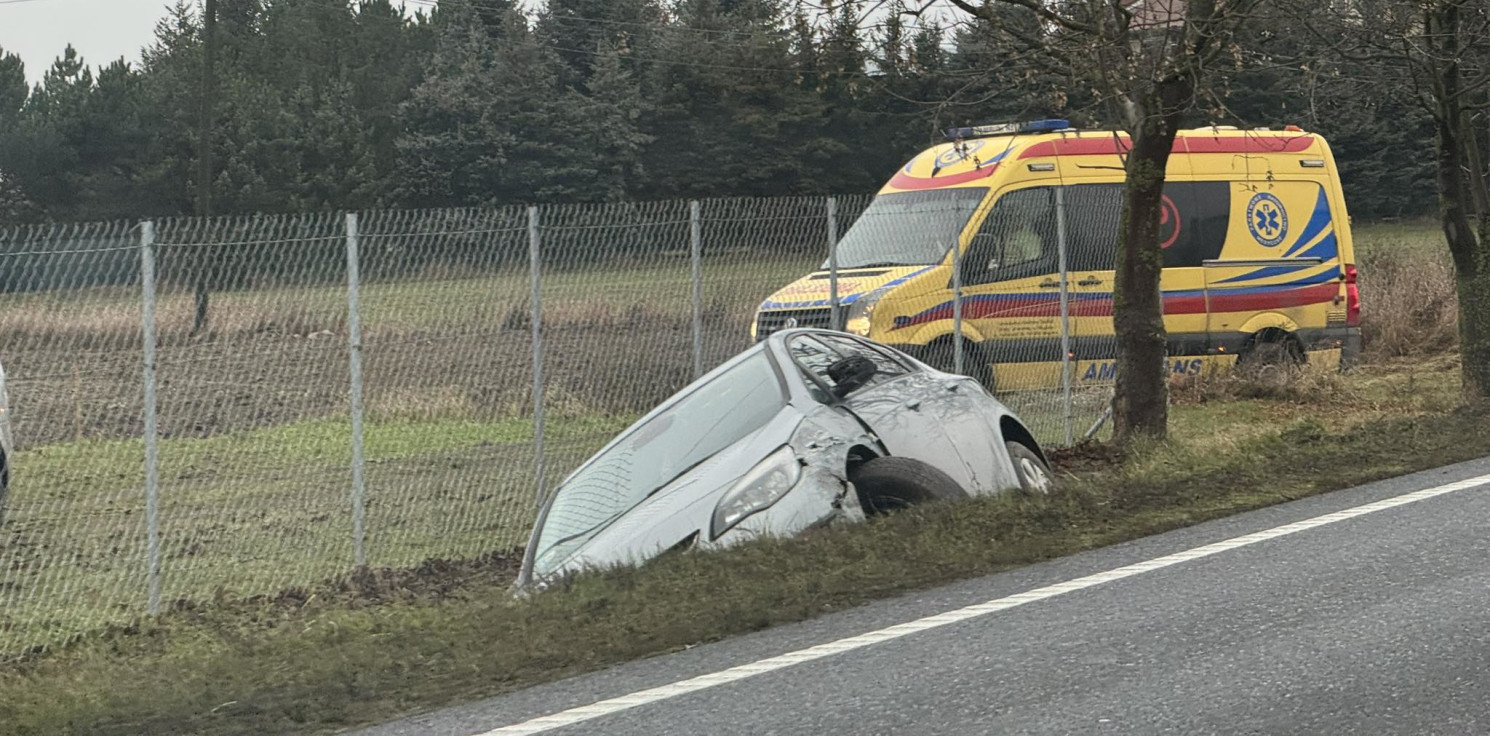 Złotniki Kuj. - Zderzenie dostawczaka z oplem za Złotnikami Kuj.