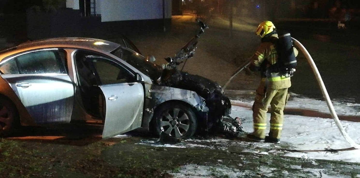 Kruszwica.online - Opel stanął w ogniu. Spalił się cały przód