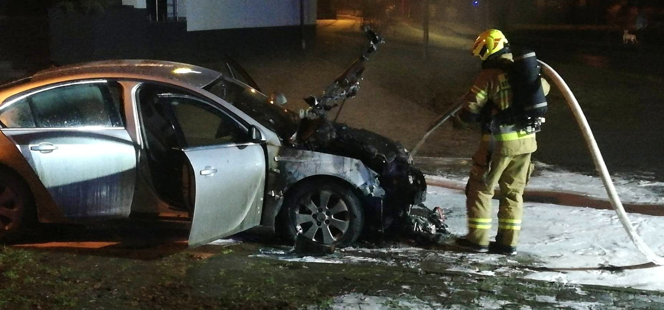 Kruszwica - Opel stanął w ogniu. Spalił się cały przód