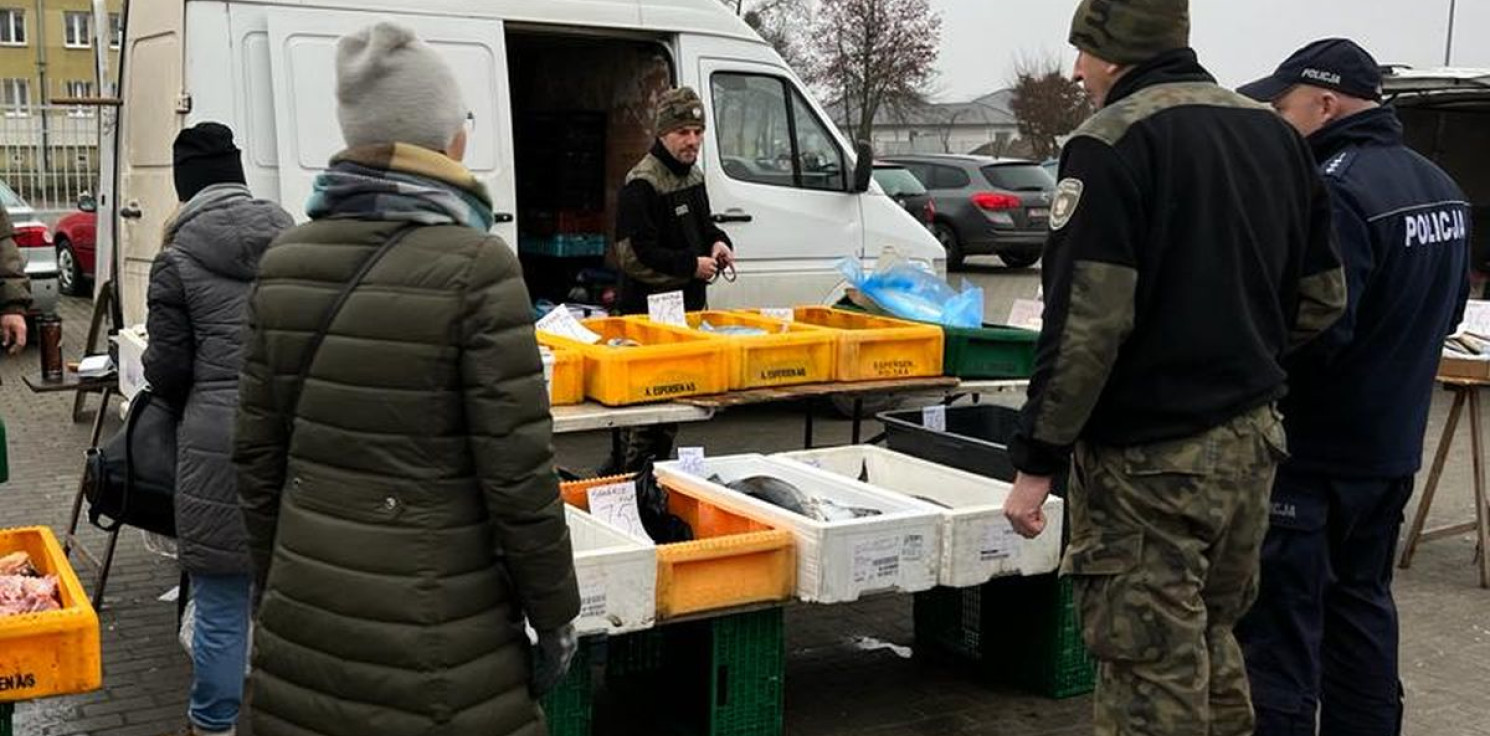 Kruszwica.online - Mundurowi odwiedzają targowiska. Chodzi o ryby