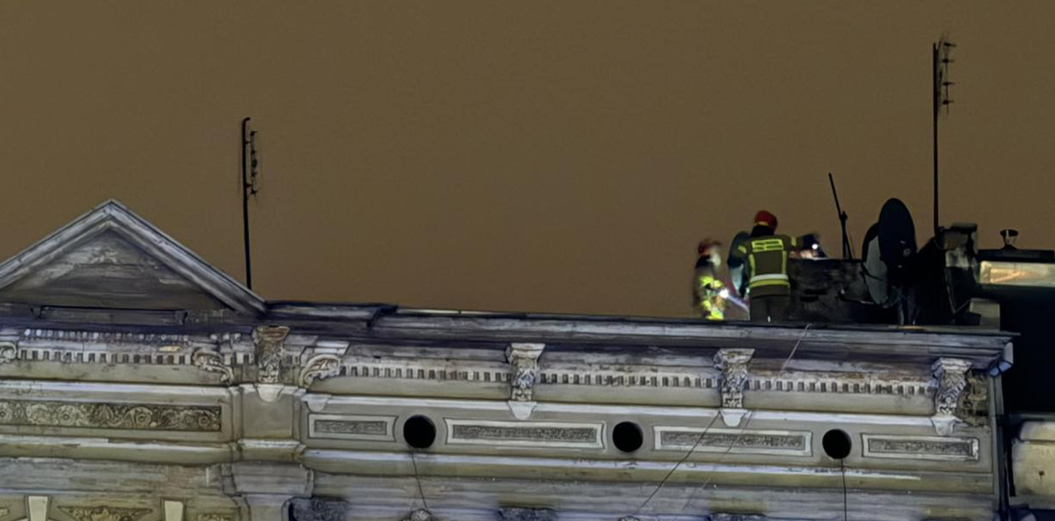 Inowrocław - Strażacy na dachu kamienicy przy ul. Dworcowej