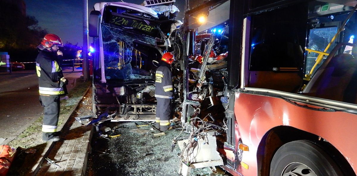 Bydgoszcz - Zderzenie nocnych autobusów w centrum