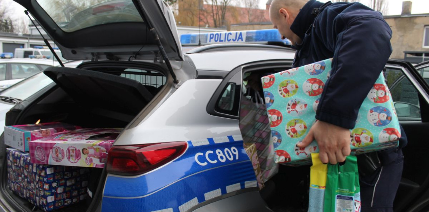 Inowrocław - Paczki z prezentami dostarczyli... radiowozem