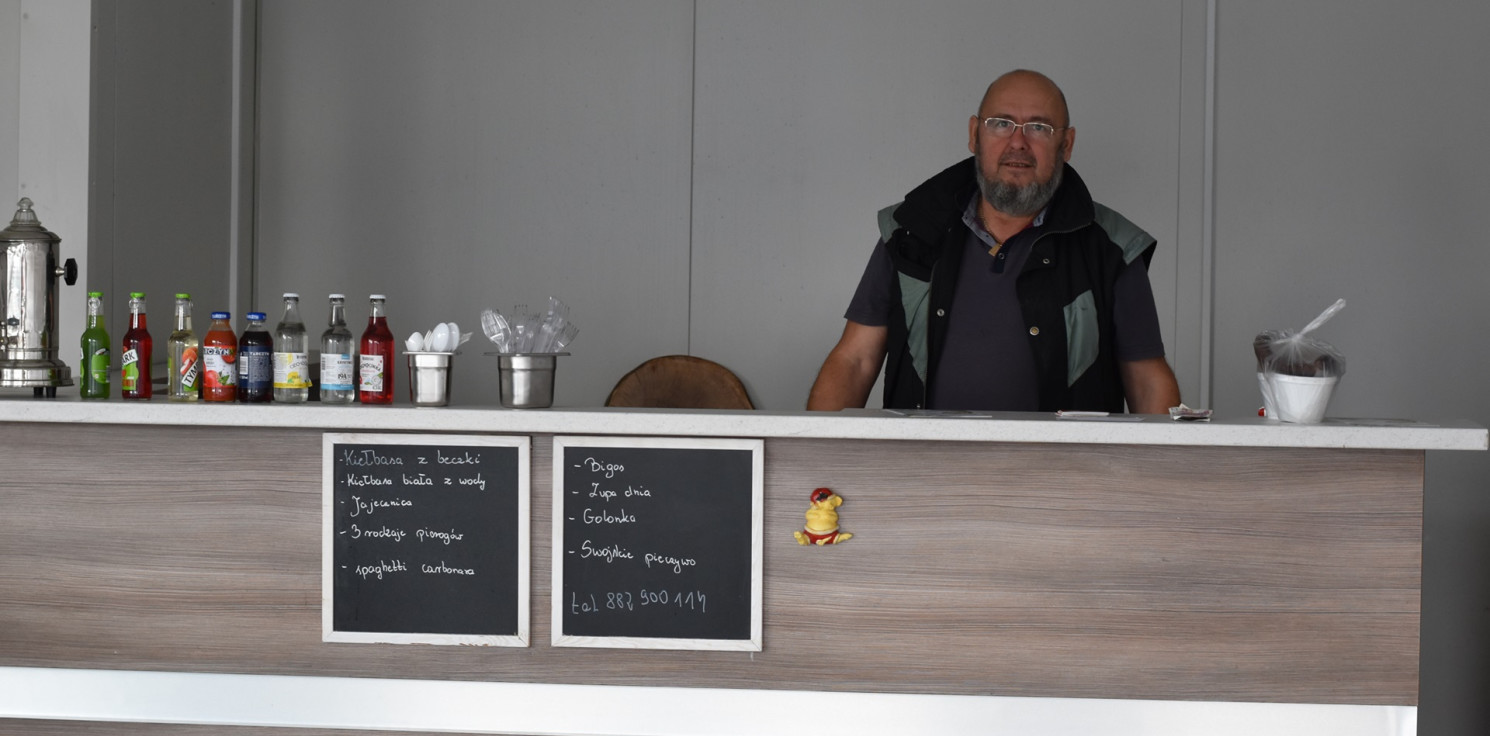 Inowrocław - Brat Henryk piecze kiełbasy w beczce i pomaga biednym