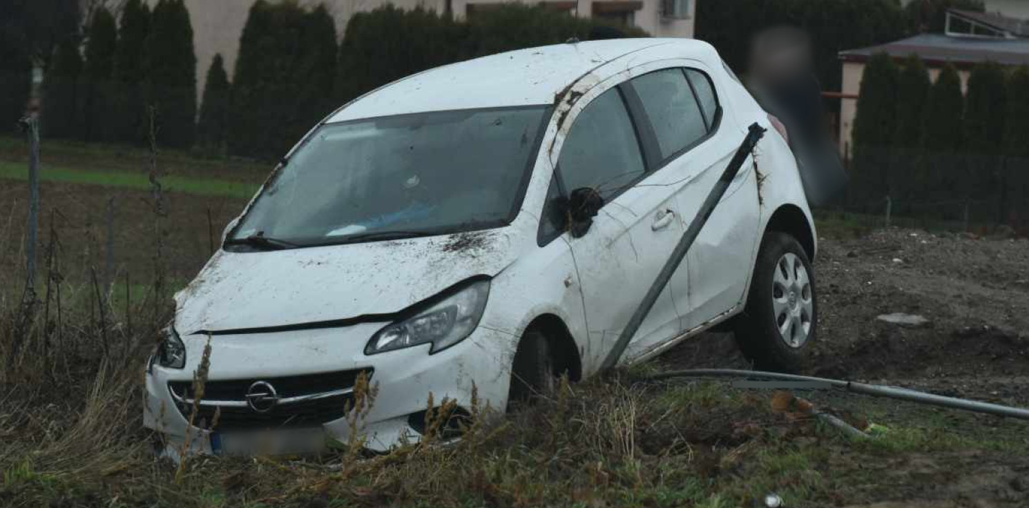 Pakość.online - Opel dachował w Pakości. Trwa akcja służb