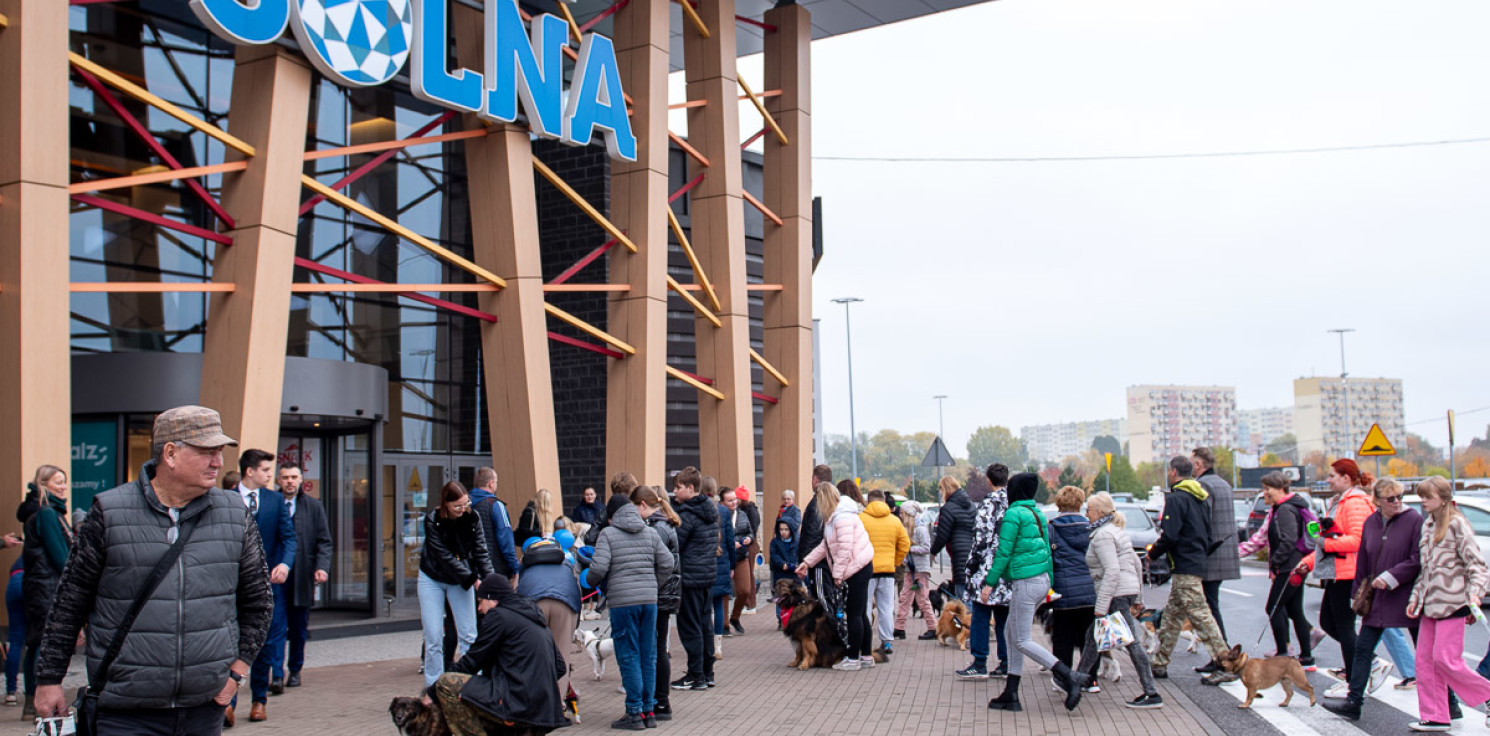 Inowrocław - Grandy pod galerią. Uszkodzili drzwi warte 30 tys. zł