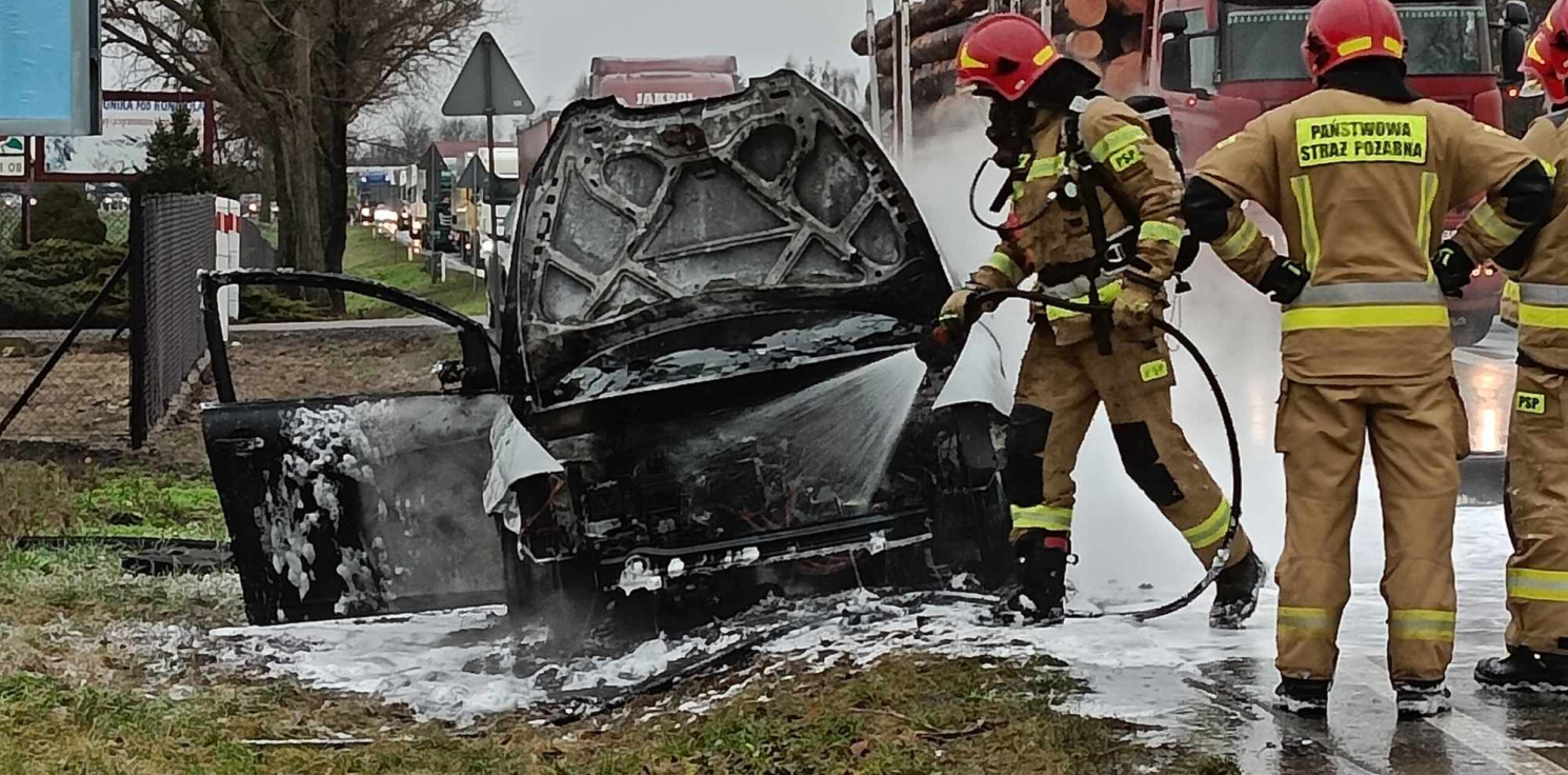 Region - W Jaksicach spłonęło auto. Są utrudnienia w ruchu