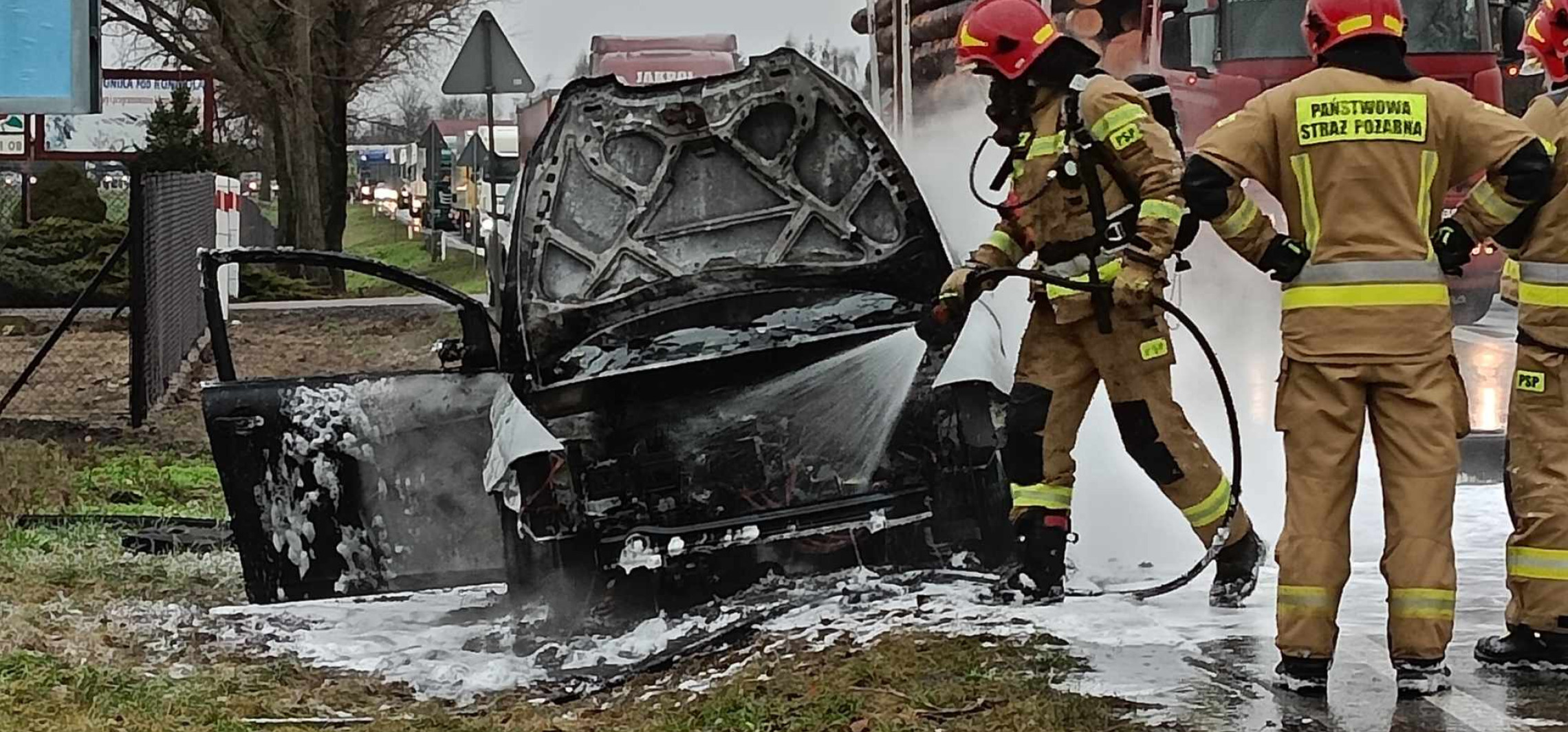 Region - W Jaksicach spłonęło auto. Są utrudnienia w ruchu