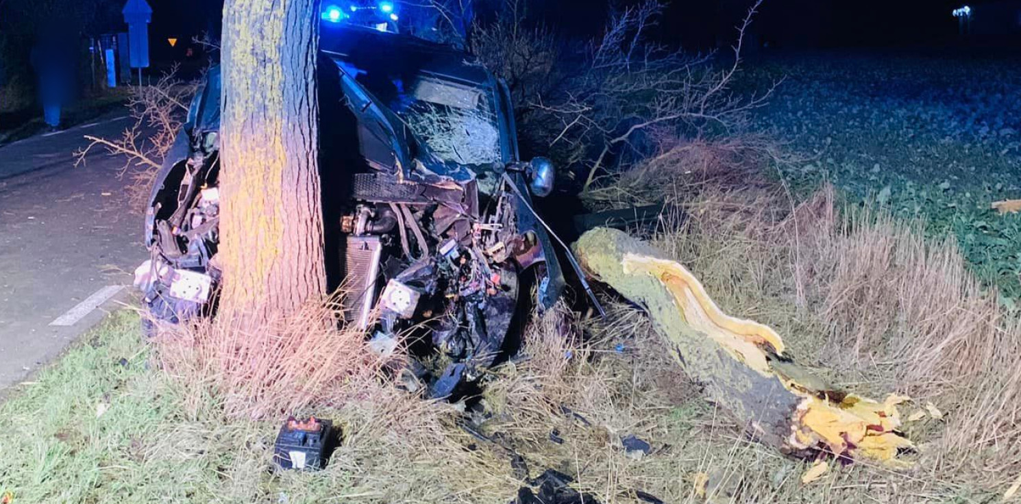 Region - Rozbił auto na drzewach. Trafił do szpitala
