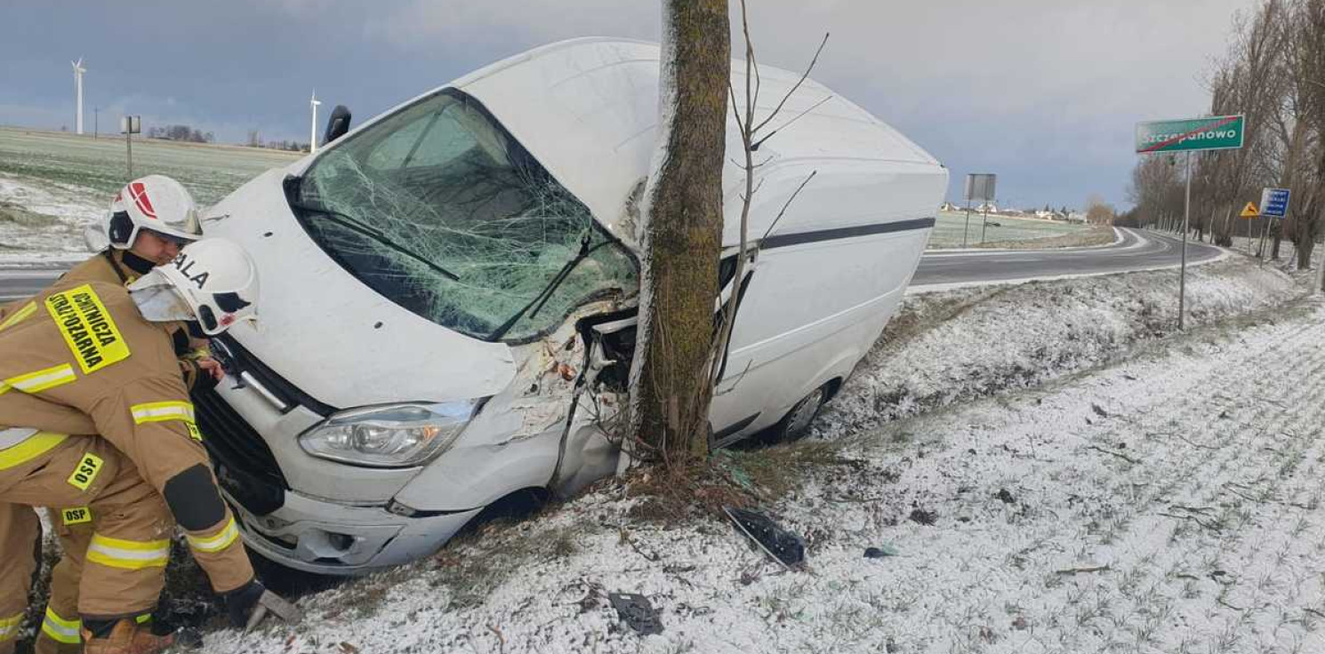 Mogilno - Dostawczak wypadł z drogi, kierowca był uwięziony