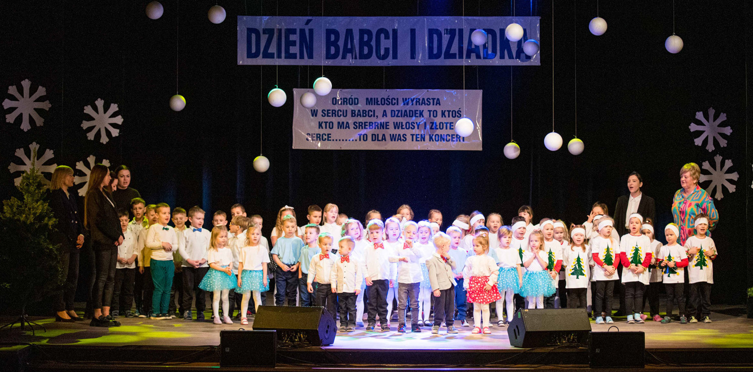 Inowrocław - Przedszkolaki na teatralnej scenie. Z okazji Dnia Babci i Dziadka