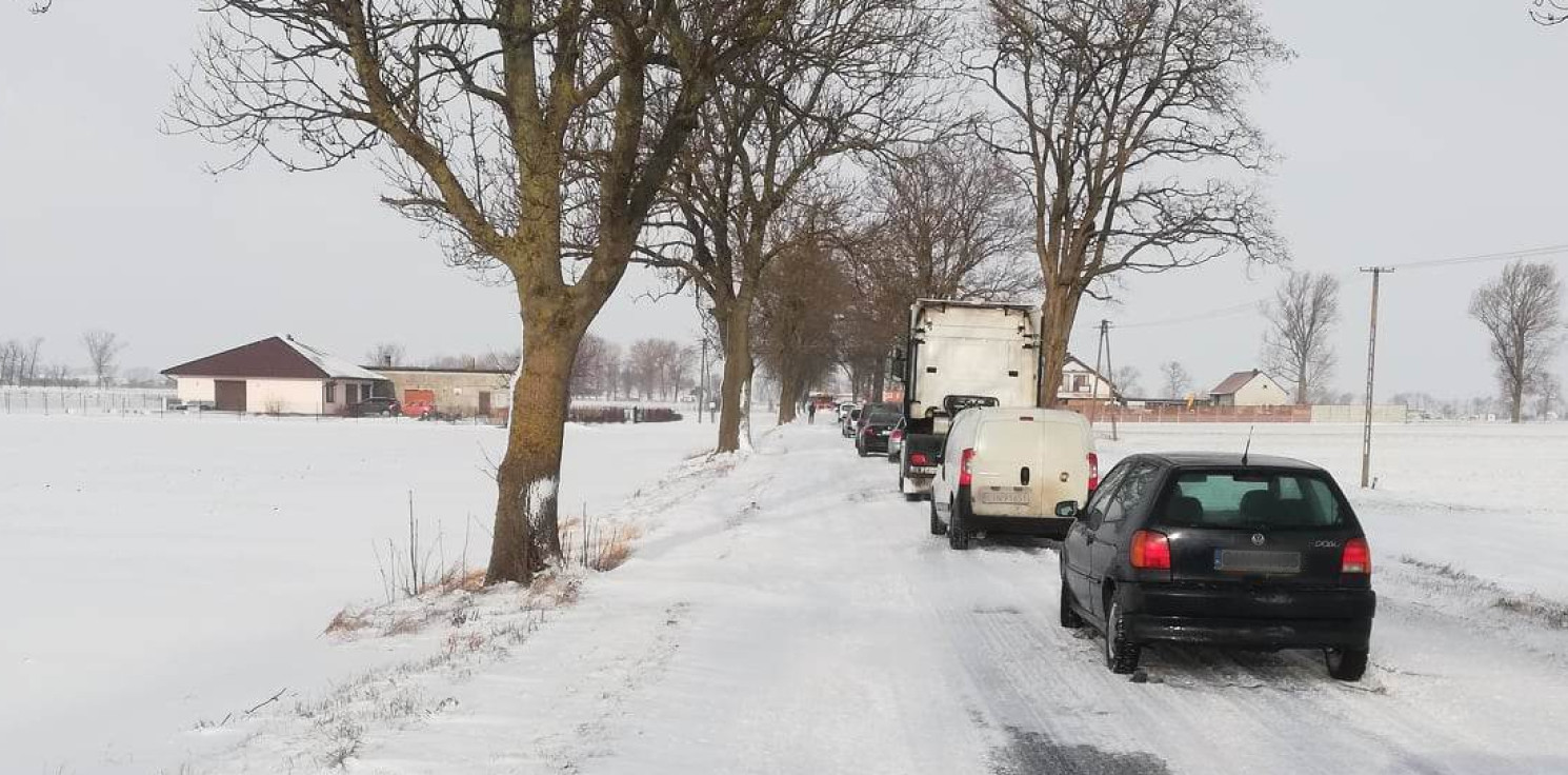 Kruszwica.online - Tir stanął w poprzek drogi. Na drogach znów ślisko