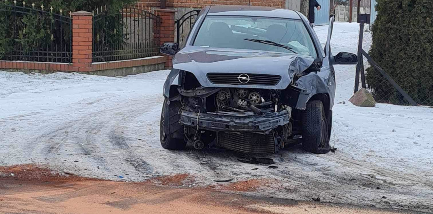 Mogilno - Opel uderzył w drzewo. Kobieta była uwięziona w aucie