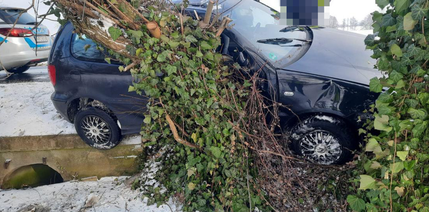 Radziejów - Auto uderzyło w drzewo. 3-latek z matką trafili do szpitala