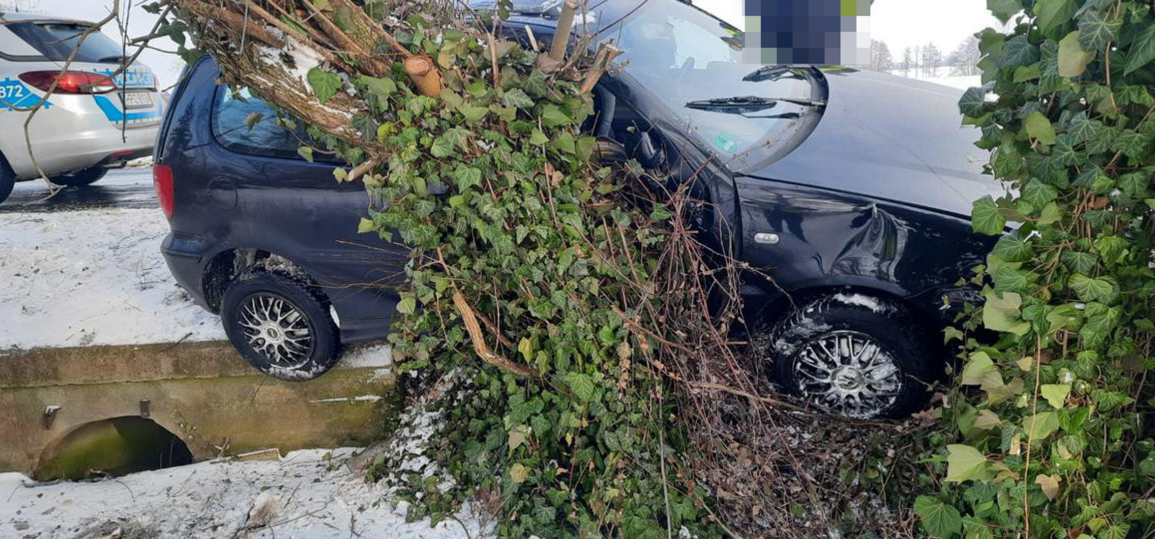 Radziejów - Auto uderzyło w drzewo. 3-latek z matką trafili do szpitala