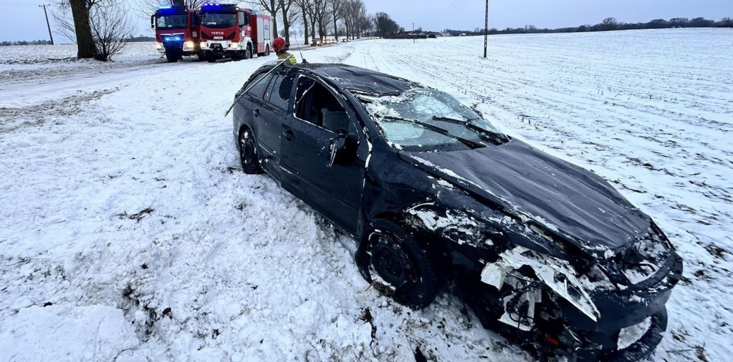 Mogilno - Skoda wpadła w poślizg i dachowała. Dwulatek w szpitalu