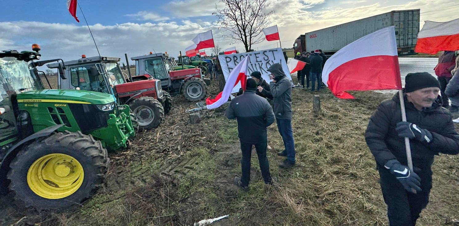 Złotniki Kuj. - Rolnicy zjechali na protest. Są ciągniki i biało-czerwone flagi