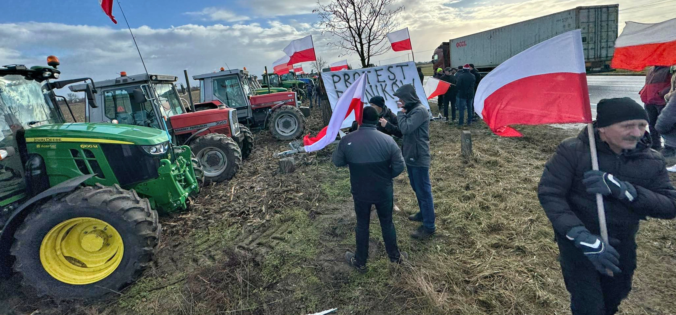 Złotniki Kuj. - Rolnicy zjechali na protest. Są ciągniki i biało-czerwone flagi
