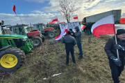 Rolnicy zjechali na protest. Są ciągniki i biało-czerwone flagi