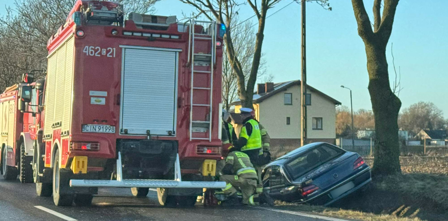 Region - Peugeot w rowie, utrudnienia przed Cieślinem