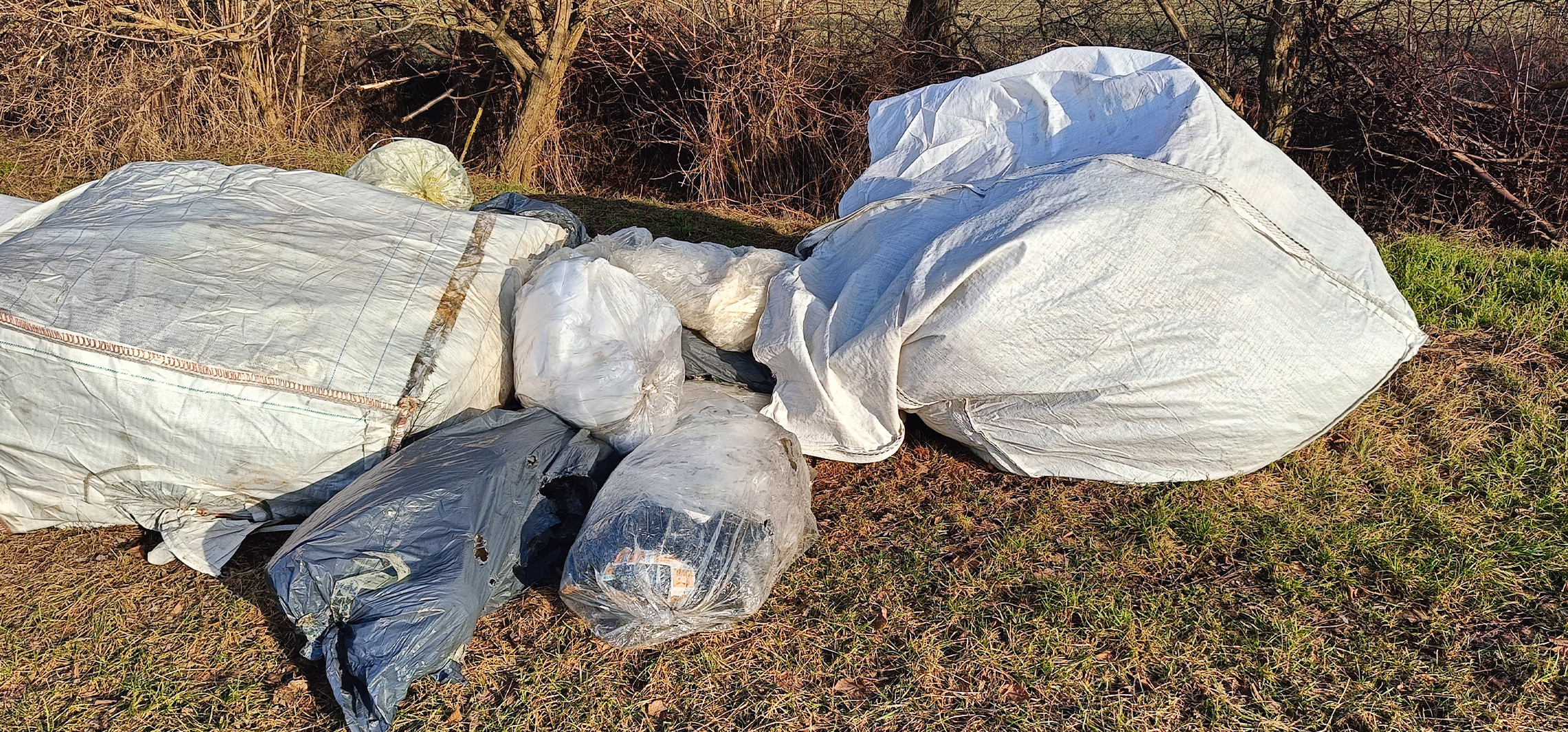 Gmina Inowrocław - Miesiące mijają, a podrzucone odpady wciąż zalegają