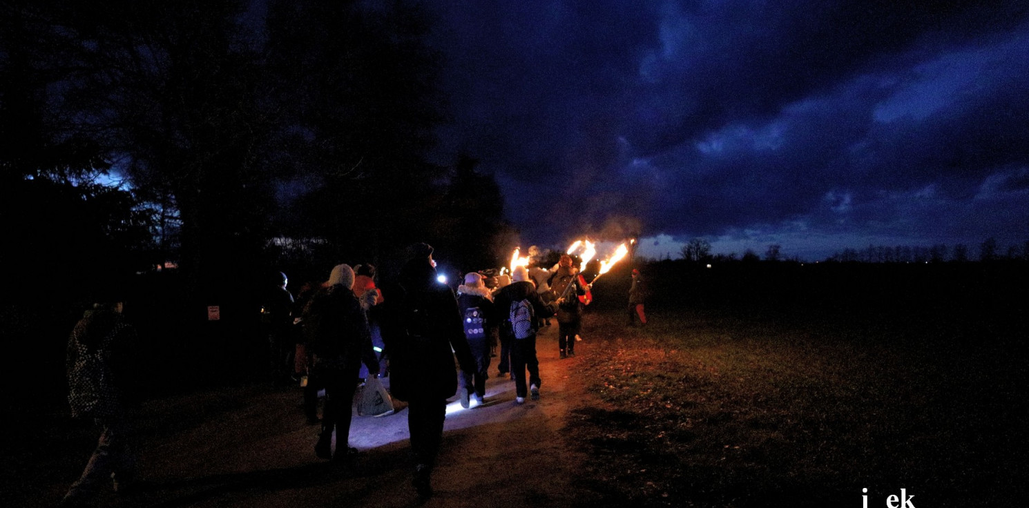 Inowrocław - Z pochodniami w rękach przeszli szlakiem Szwadronu Nadgoplańskiego