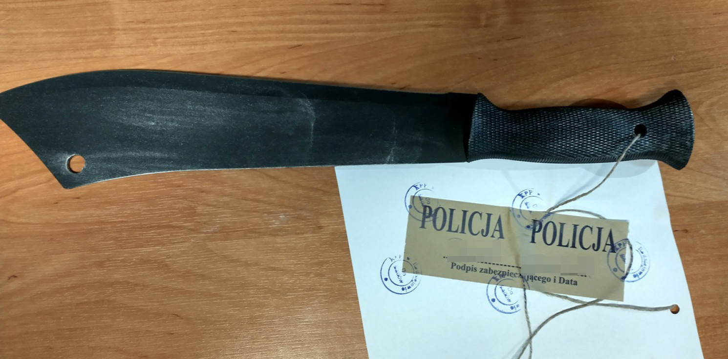Radziejów - Zaatakował policjantów maczetą. Krzyczał, że ich zabije