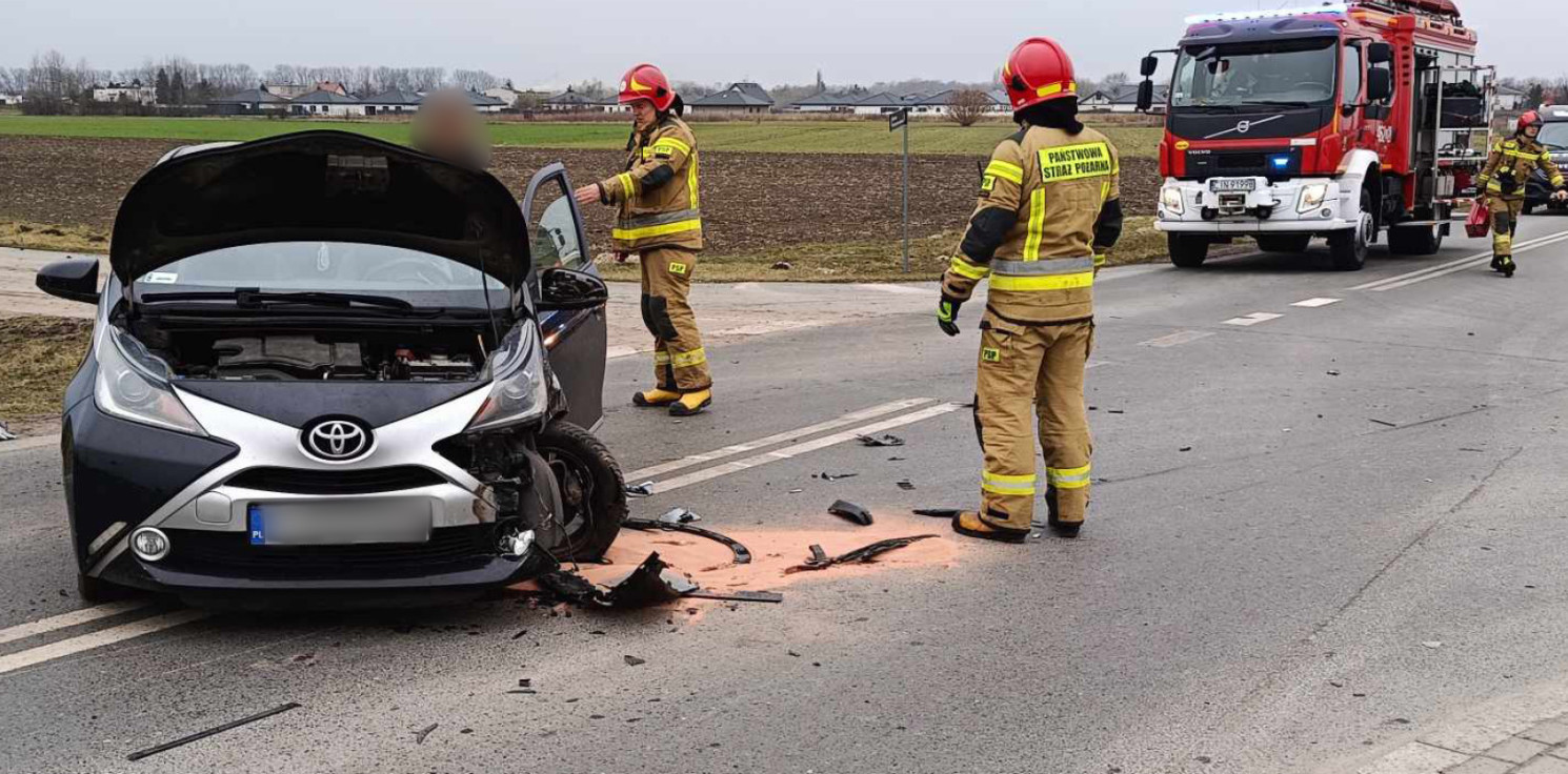 Inowrocław - Na Mątewskiej kia zderzyła się z toyotą. Są utrudnienia