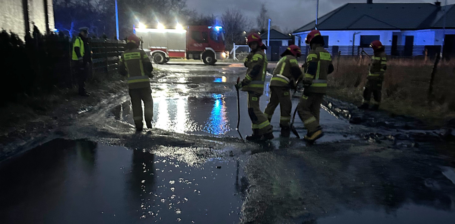 Inowrocław - Zalało ulicę. Pomogli strażacy, ale to nie rozwiązuje problemów