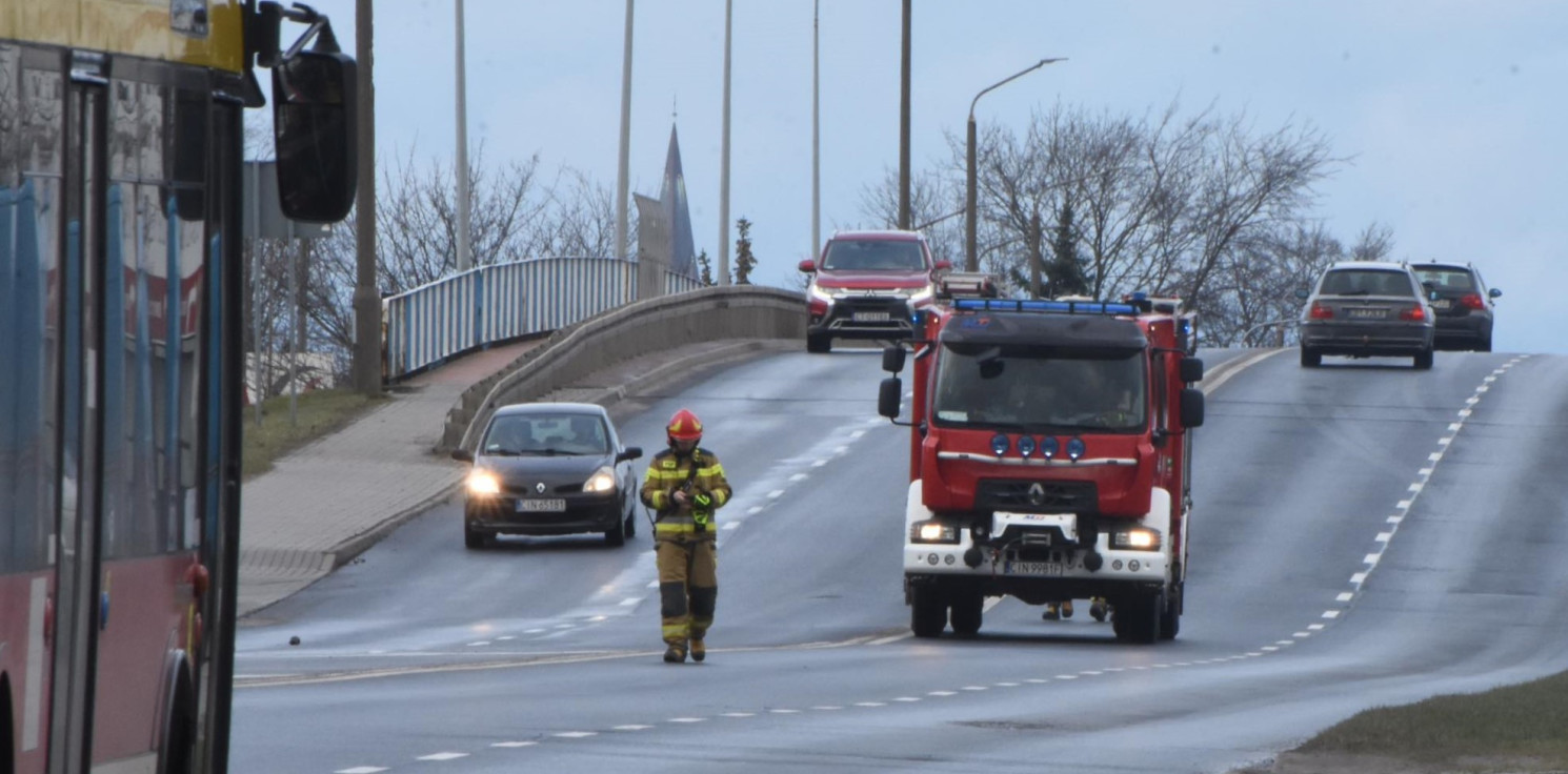 Inowrocław - Plama oleju na ul. Poznańskiej. Możliwe utrudnienia