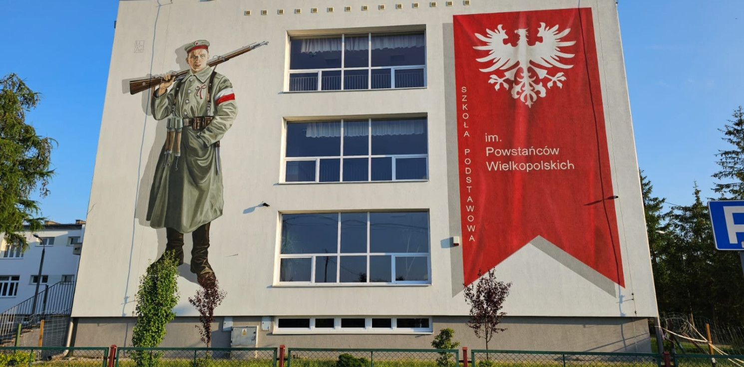Inowrocław - Artystka namalowała mural na ścianie szkoły