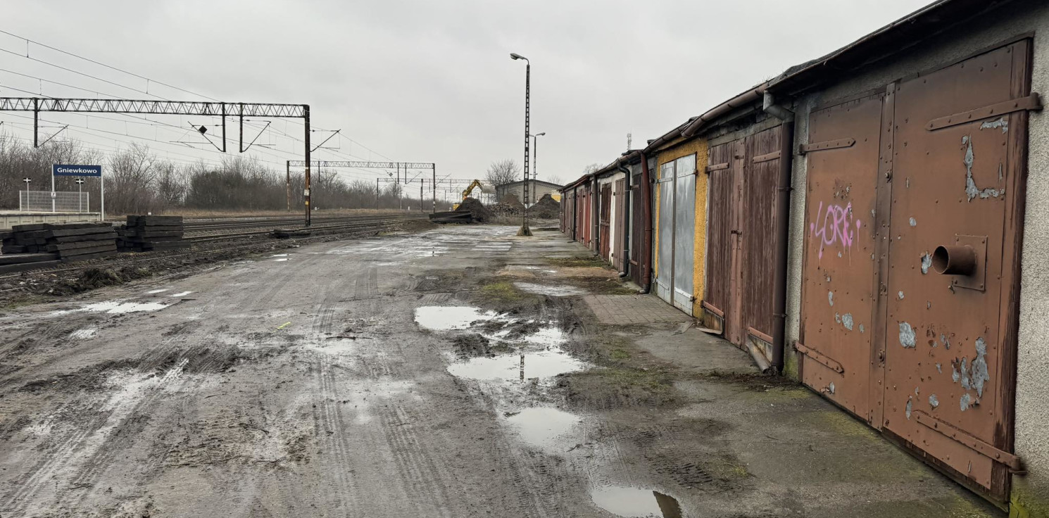 Gniewkowo.online - W Gniewkowie budują rampę dla czołgów. Tuż przy garażach