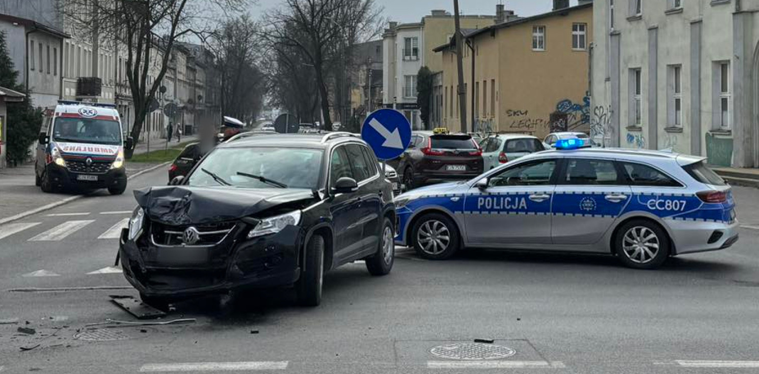 Inowrocław - Zderzenie aut w centrum. Utrudnienia na drodze