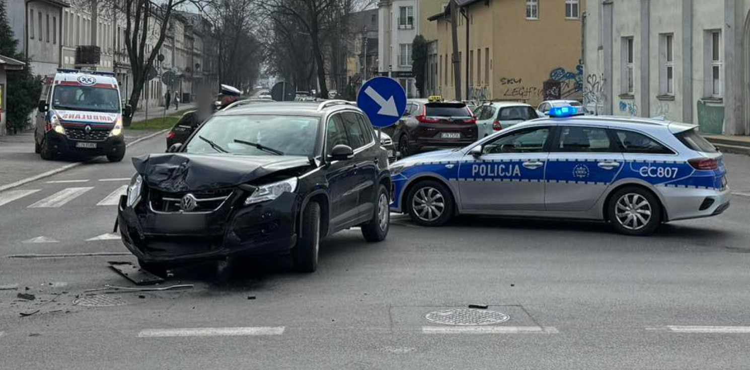 Inowrocław - Zderzenie aut w centrum. Utrudnienia na drodze
