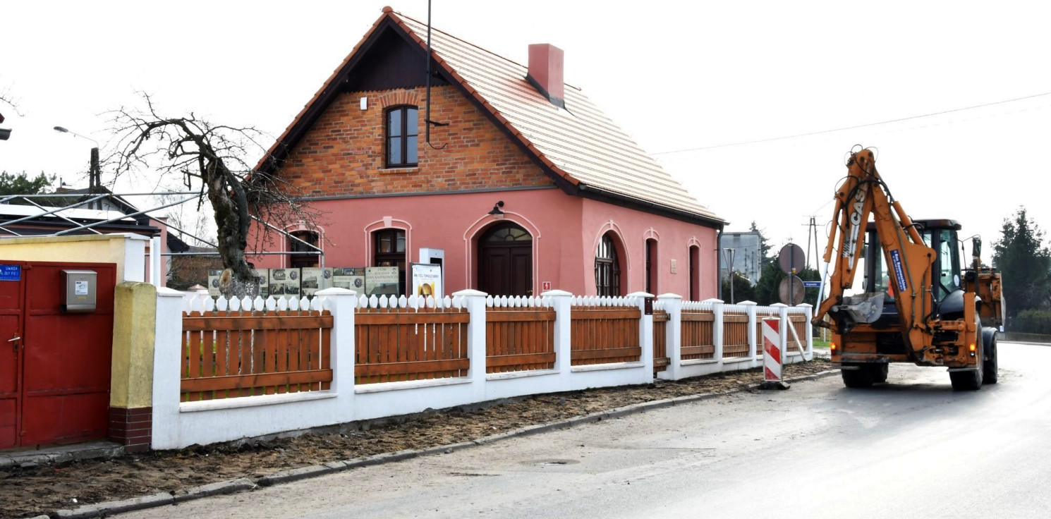 Inowrocław - W Szymborzu rozpoczął się remont chodnika