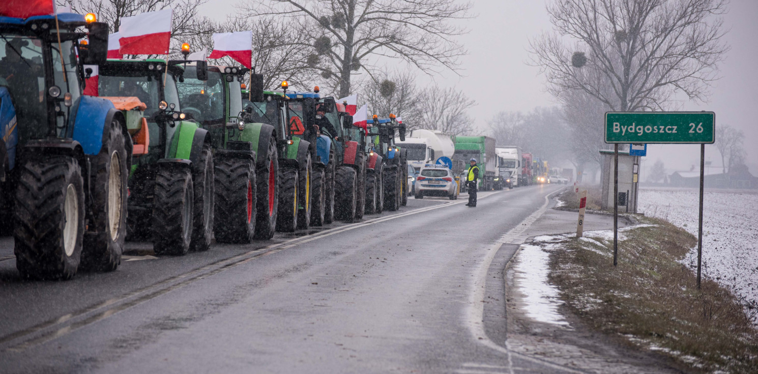 Złotniki Kuj. - Rolnicy protestują na ruchliwej drodze w regionie