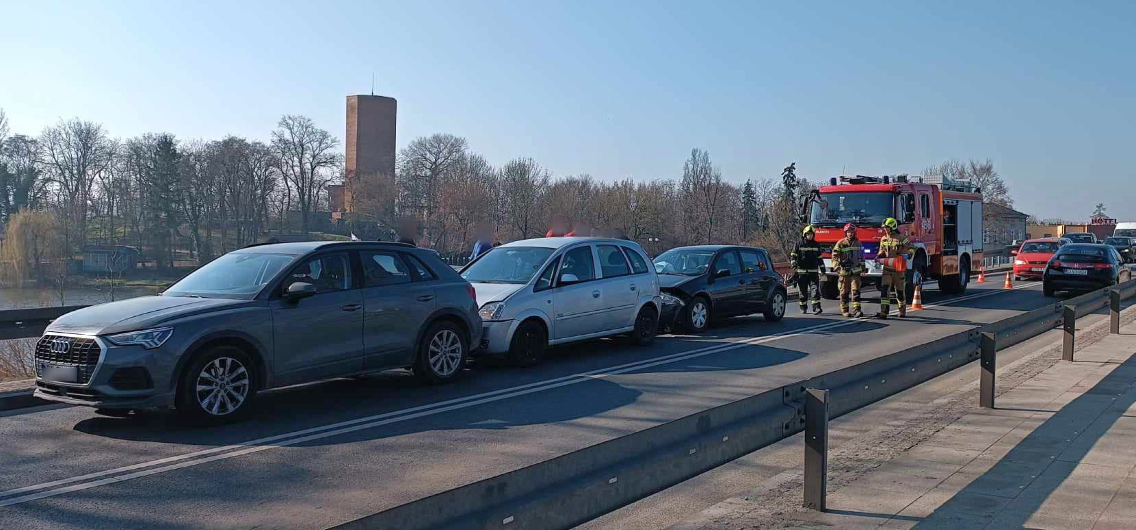 Kruszwica - Na moście w Kruszwicy zderzyły się cztery auta