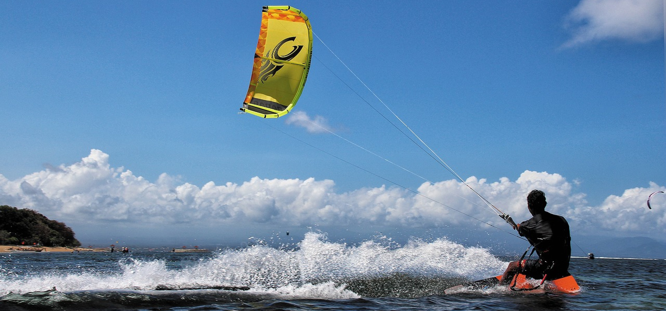 Region - Co jest lepsze: kitesurfing czy windsurfing?