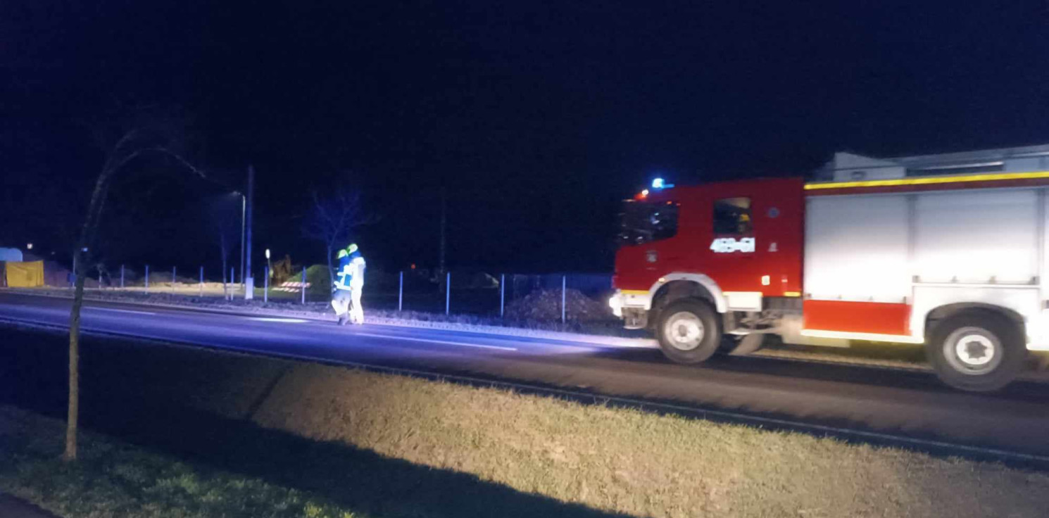 Kruszwica - Strażacy usuwają plamę oleju