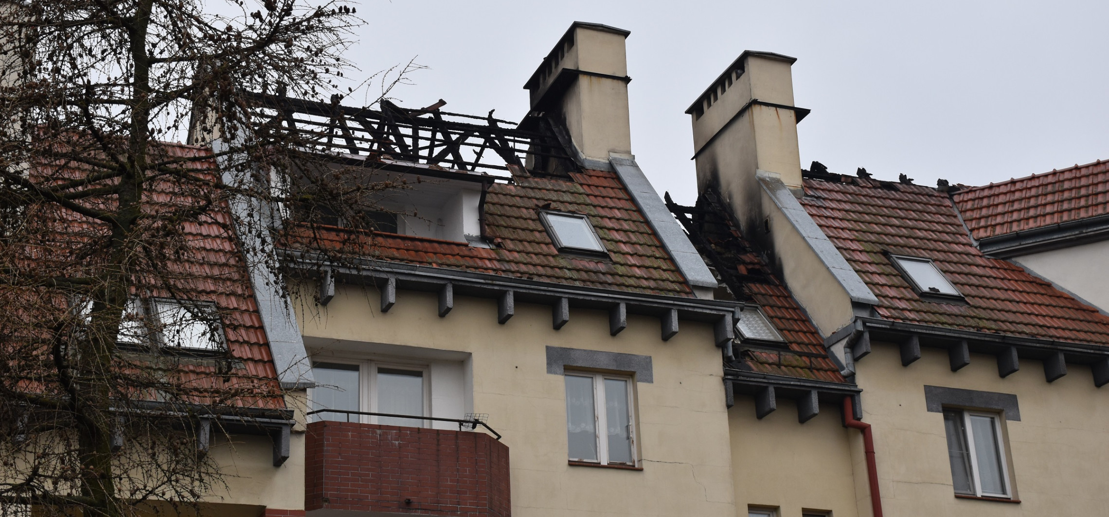 Inowrocław - Mieszkańcy: Ogień wybuchł w czasie prac na dachu