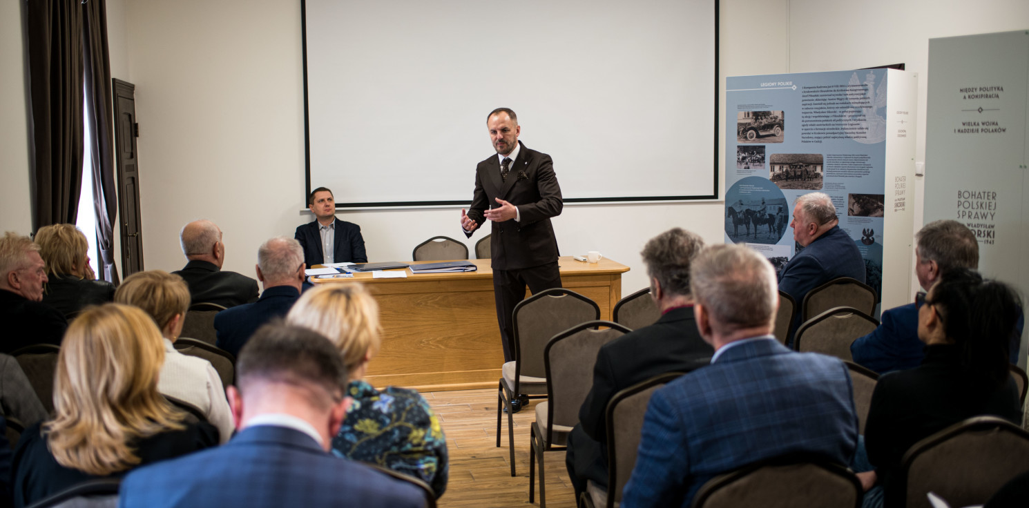 Dąbrowa Biskupia - Sztuczna inteligencja w dworku w Parchaniu