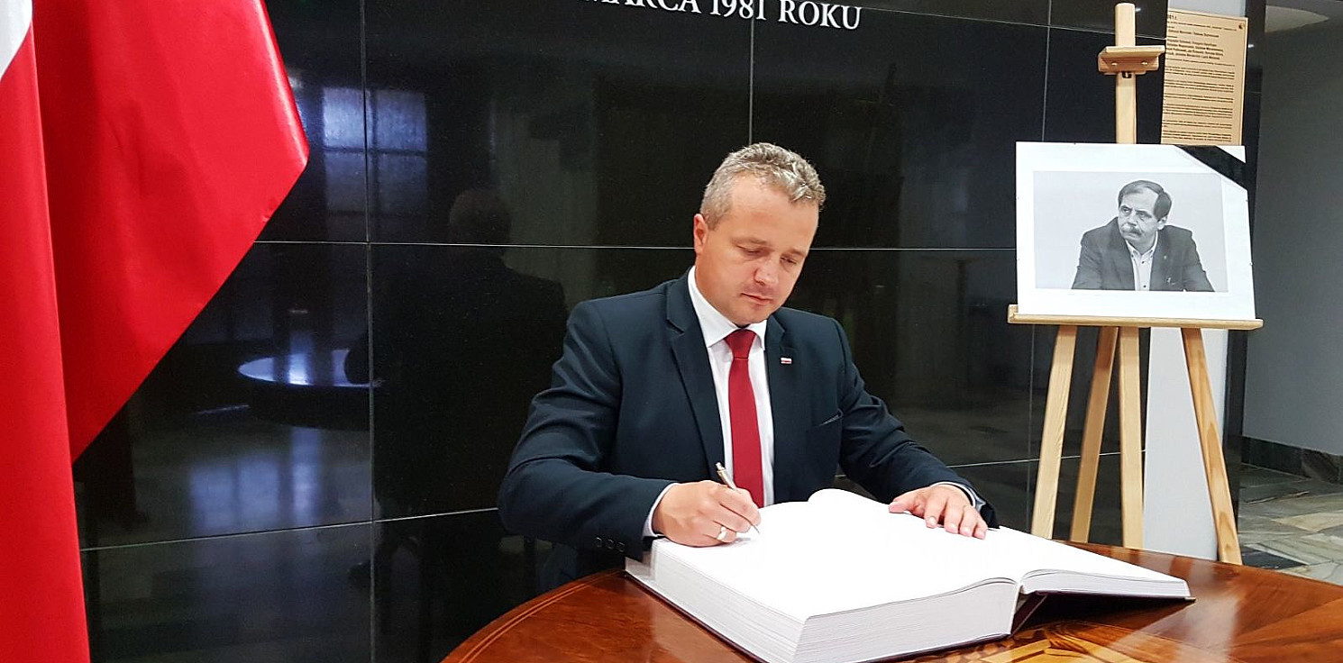Bydgoszcz - Pożegnanie gen. Nowka. Księga kondolencyjna w urzędzie