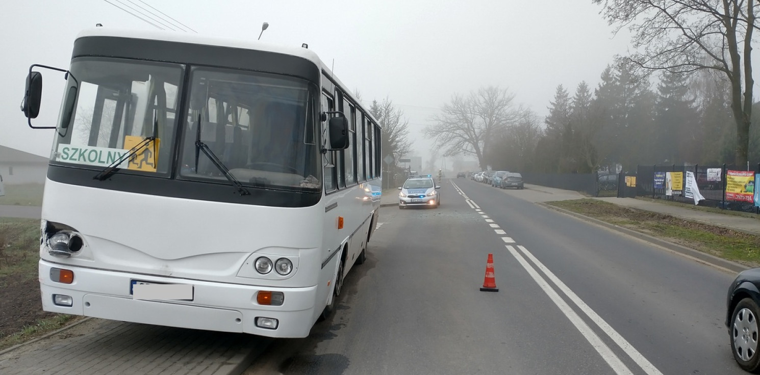 Radziejów - Szkolny autobus zderzył się z osobówką. Uczeń trafił do szpitala