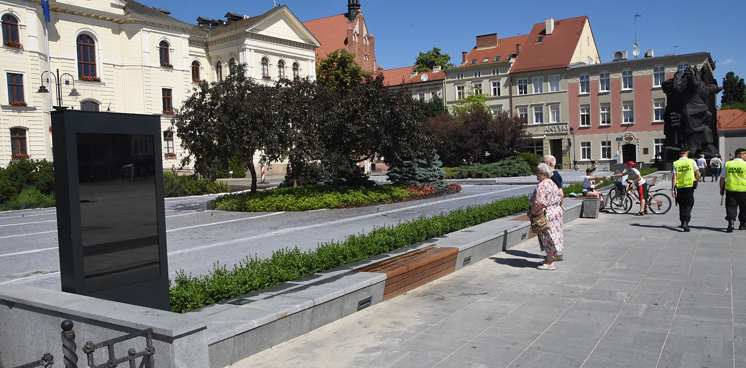 Bydgoszcz - Ratusz: na Rynku nie ma betonu