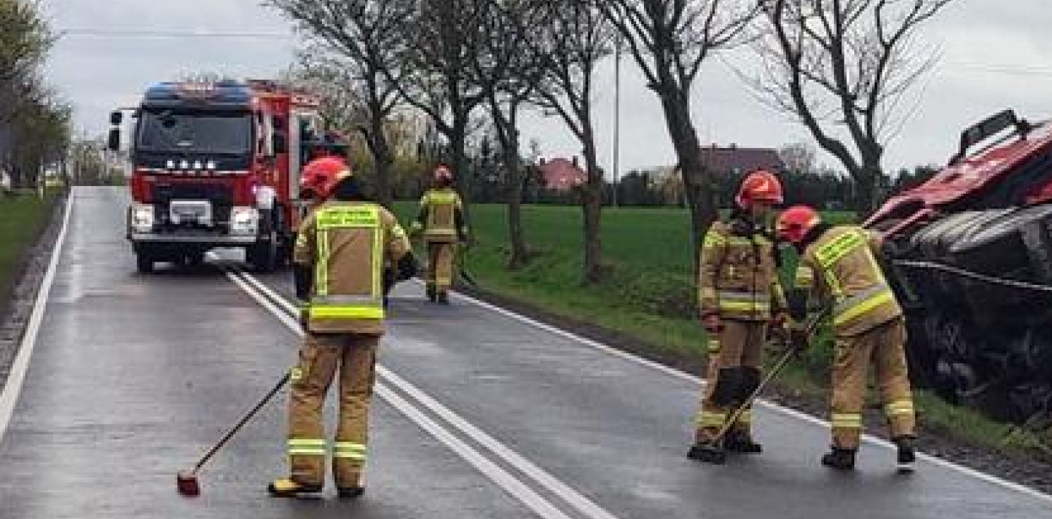 Region - Po wjechaniu cysterny do rowu zablokowana dk 62 w Radziejowie