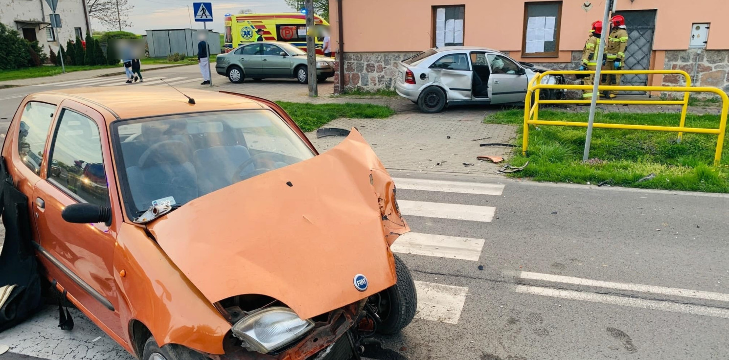 Region - Zderzenie osobówek. Matka z córką trafiły do szpitala