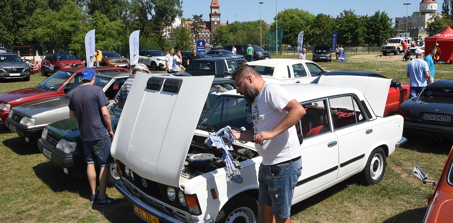 Inowrocław - Od klasyków po superauta. Festyn przy hali