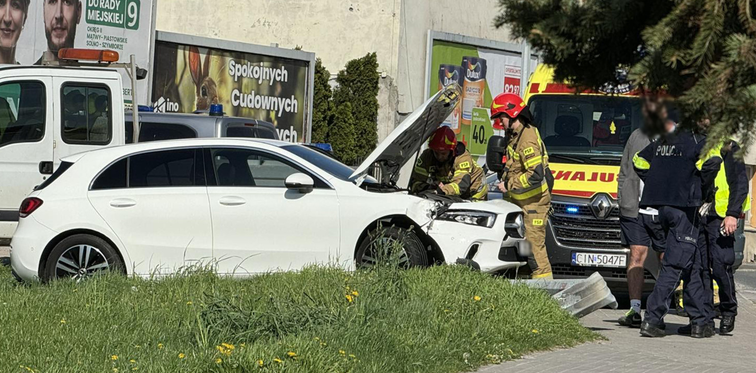 Inowrocław - Mercedes uderzył w latarnię w centrum 