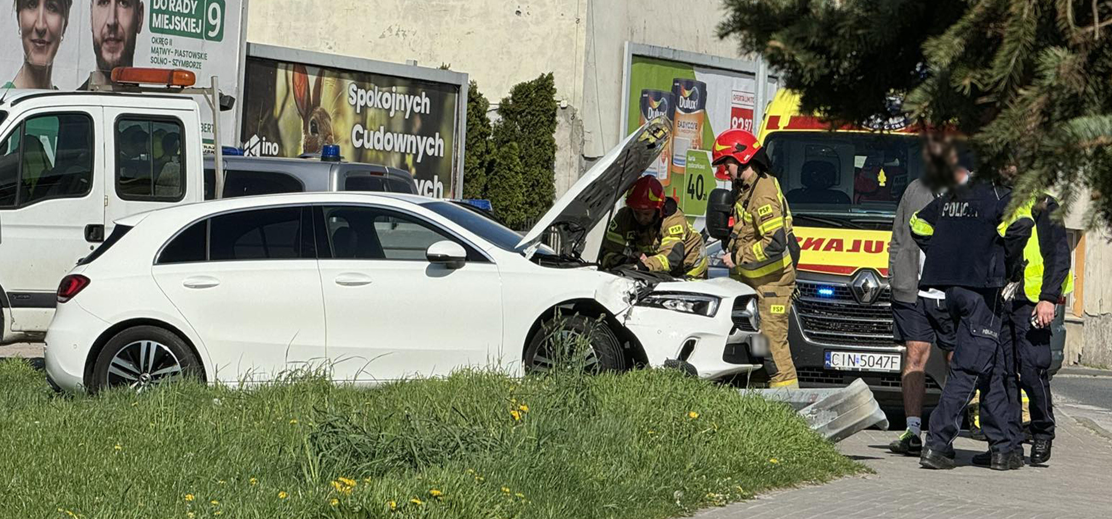 Inowrocław - Mercedes uderzył w latarnię w centrum 