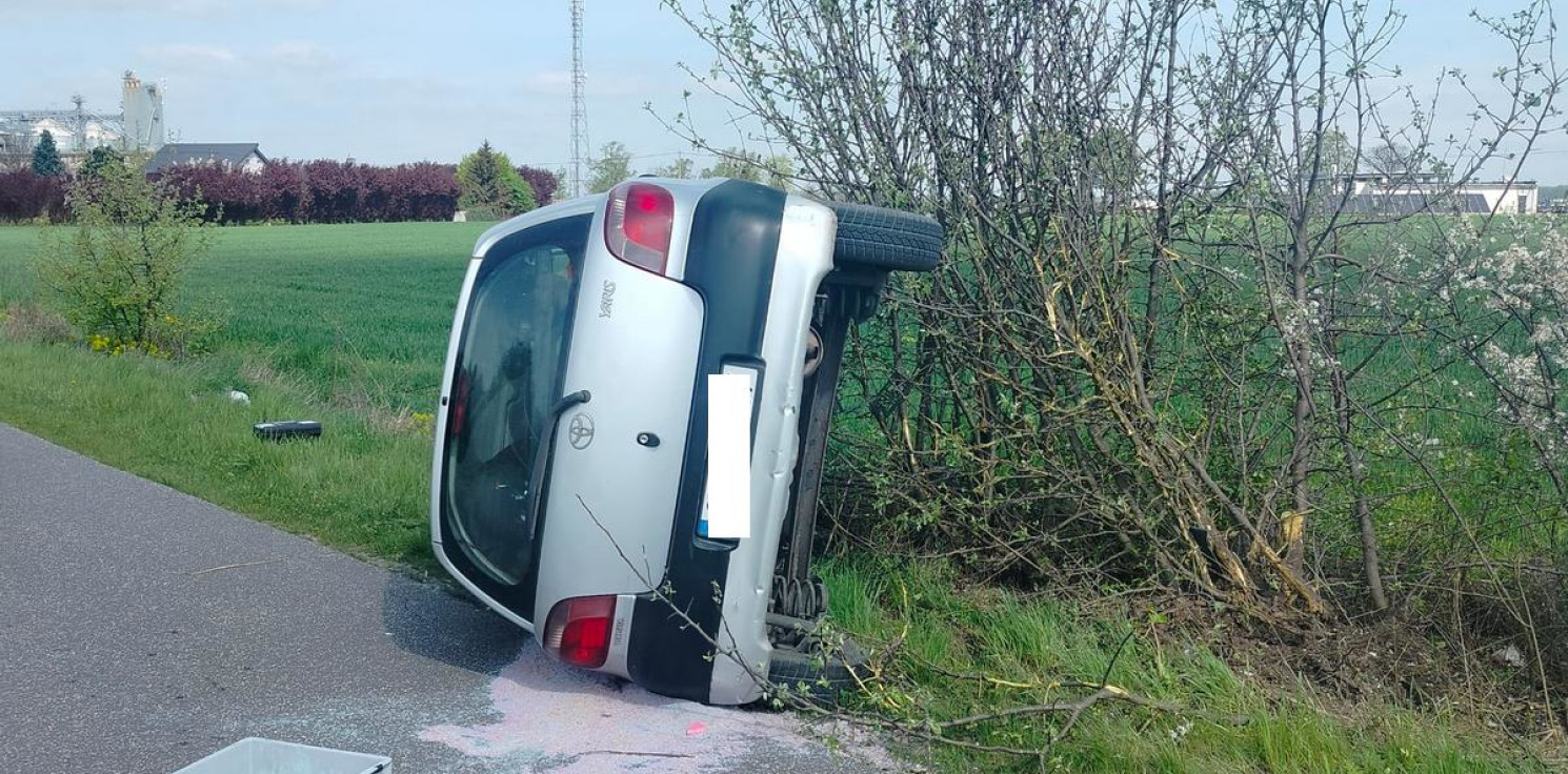 Radziejów - Kiedy policjanci dotarli na miejsce, auto leżało na boku